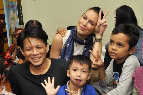 Ariel Noah & Sophia Mueller Kunjungi Anak-Anak Penderita ...
