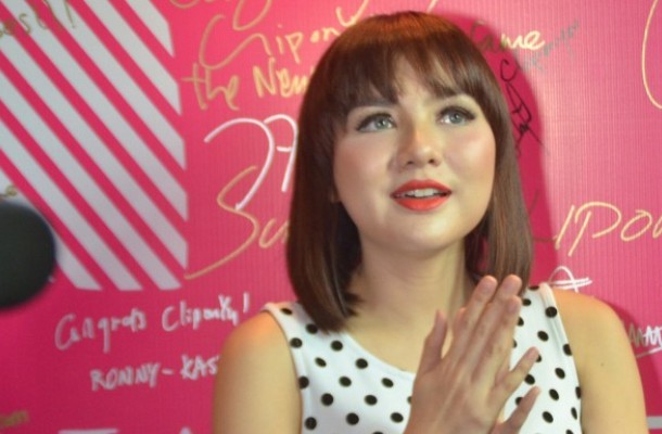 Apa yang Membuat Penyanyi Cantik Vicky Shu Merasa Bahagia 