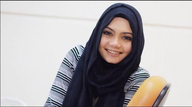 Profil dan Biodata Rina Nose Lengkap Foto Agama Fakta Instagram Twitter